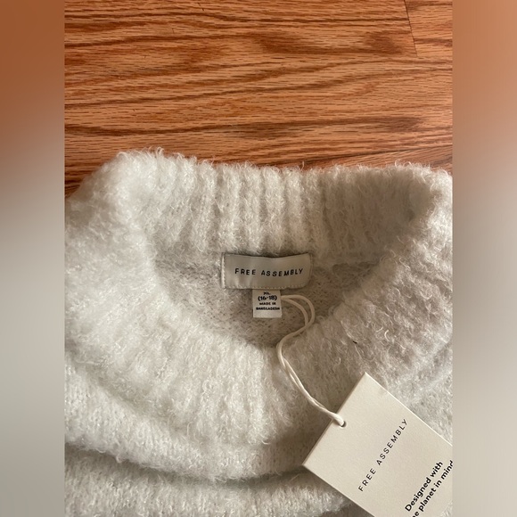 Free Assembly Fuzzy Mock Neck Sweater XL NWT - Picture 3 of 6
